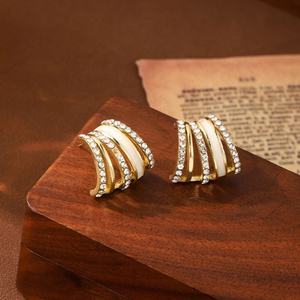 Nouvelles boucles d'oreilles tendance 2025 en alliage plaqué or avec micro-incrustations de diamants, design géométrique en forme de griffe, polyvalentes, style français - Product Image 6