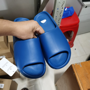 in stock x fashion yezzy indoor outdoor flip-flops sandal yeezy slides foam runner Blue slippers with boxes & logo