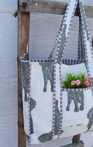 Bolso Tote Grande de Algodón Acolchado con Estampado Artesanal, Bolso de Hombro para Viaje y Compras, Bolso Hecho a Mano para Uso Diario - Product Image 4