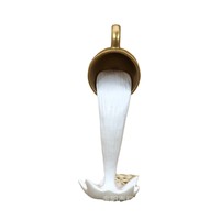 Figurine en résine créative de style européen, design de gobelet inversé avec éclaboussures de liquide, quatre options de couleurs pour table d'intérieur