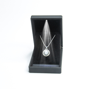Boîte à bijoux LED EVERWIN, élégante boîte de rangement pour bijoux rectangulaire avec couvercles en bleu, rouge et noir pour la présentation de colliers et de pendentifs - Product Image 5