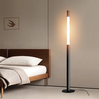 Lampadaire LED moderne avec abat-jour en acrylique noir et argenté, design original pour salon intérieur de luxe