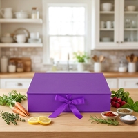 Boîte cadeau rigide en forme de livre avec ruban, insert en papier artistique violet, matériaux recyclés, gaufrage, pelliculage mat, revêtement UV
