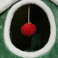Arbre à chat multi-niveaux en forme de sapin de Noël, maison pour chat en peluche avec griffoir et jouet suspendu