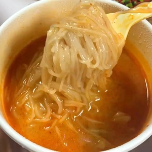 เส้นก๋วยเตี๋ยวแฟตจุ่ยสไตล์<span class=keywords><strong>ฮ่องกง</strong></span> เทียนเสี่ยวฮวา 153 กรัม แบบถ้วย รสซุปเผ็ดเปรี้ยว ขายส่งแบบ OEM - Product Image 4