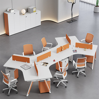 Poste de travail minimaliste blanc et noir à blocs de couleur irréguliers pour plusieurs personnes, cloison de bureau, cabine de personnel