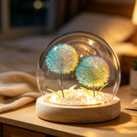 Lampe de table LED artisanale en forme de dôme en verre avec pissenlit préservé, base en bois massif, lumière décorative de fleur éternelle, cadeau de la Saint-Valentin