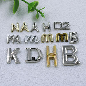 Étiquettes métalliques à trou de couture 3D <span class=keywords><strong>en</strong></span> alliage personnalisé Logo de marque Lettres anglaises Petite étiquette <span class=keywords><strong>en</strong></span> métal pour vêtements Sac à main Chapeaux Accessoires - Product Image 1