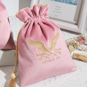 Sac d'emballage brodé personnalisé rose velours parfum rouge à lèvres avec pompon luxe faveur de mariage cadeau bijoux poussière pochette en velours - Product Image 1