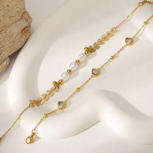 Bracelet à breloques pour femme en acier inoxydable plaqué or 18 carats avec design géométrique, style tendance pour les occasions d'anniversaire - Product Image 4
