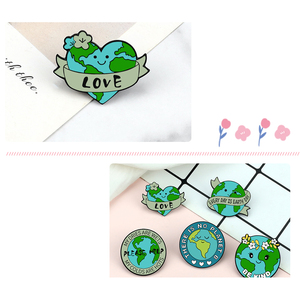 Spilla smaltata a forma di cuore verde 'Amo la Mamma Terra', distintivo ecologico per giacca in denim, spilla a tema natura - Product Image 4