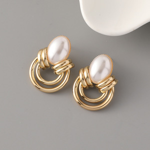 Pendientes de tuerca de estilo Vintage a la moda para mujer, exquisita perla, patrón geométrico suave, accesorios de fiesta, regalos, latón - Product Image 5