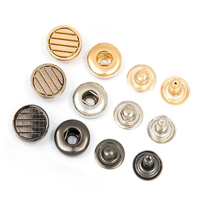 กระดุมโลหะแบบสั่งทำ OEM สำหรับเสื้อคลุมโทบ  วัสดุโลหะผสมสังกะสี  พร้อมโลโก้  กระดุมแป๊กตกแต่ง - Product Image 3