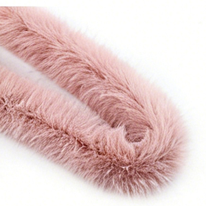 Matériau de bordure en fausse fourrure de renard à la mode, fabriqué à partir de fibres synthétiques, idéal pour les vêtements d'extérieur et les accessoires pour femmes - Product Image 2