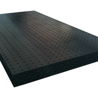 Table de soudage modulaire avec trous de 28 mm et lignes de grille de traçage pour un aménagement rapide et un alignement précis des pièces en acier