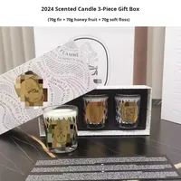 Ensemble de trois bougies parfumées à la cire de soja pour Noël, senteurs baies, rose et figue, avec boîte cadeau et sac