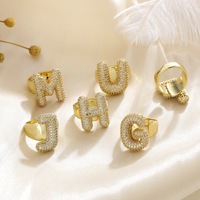 Vente en gros de initiales à la mode Nouveau style Bague à lettres potelées Ouverture réglable Bague en laiton plaqué or avec micro insertion en zircon
