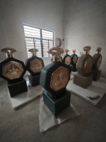 Présentoir de Bouteille de Parfum Factice en Fibre de Verre Renforcée Personnalisé, Gris, Taille Réelle, 1,4 Mètre (4,5 Pieds) de Haut