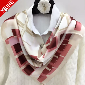 Foulards carrés en <span class=keywords><strong>soie</strong></span> personnalisés OEM <span class=keywords><strong>70</strong></span>*70cm pour femmes Variété d'imprimés colorés-nœuds léopard animaux à pois <span class=keywords><strong>Vintage</strong></span> pour l'été - Product Image 4