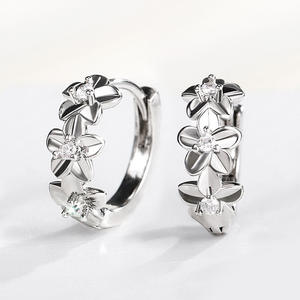 Orecchini a Cerchio Ecuraide con Fiore in Argento 925, Diamanti Taglio Brillante Rotondo, Montatura a Griffe, Classici da Donna per Uso Quotidiano - Product Image 5