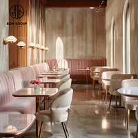 Ensemble de mobilier de restaurant moderne de luxe Ron Group : table carrée en velours blanc marbré et banquette en cuir