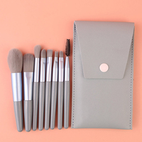 8 buah Kit kuas rias Mini sintetis personalisasi Logo kustom Set perjalanan kuas rias kecil Matte dengan tas