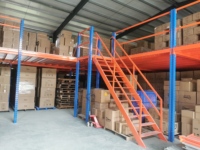 Mezzanine avec escalier pour stockage sécurisé en entrepôt