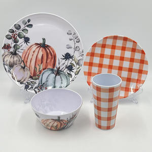 Gobelet en mélamine à carreaux rouges vifs de 500 ml (17 oz) style rétro pour café et boissons glacées - Product Image 4