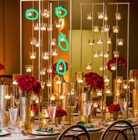 Grandes chandeliers en métal doré pour centres de table de mariage