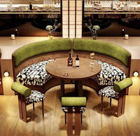 Banquette de restaurant commerciale moderne, banquette incurvée verte rembourrée avec table à manger en bois pour café et restaurant