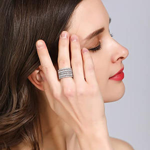 Anello da Donna Q031 in Oro Bianco con Diamante Taglio Brillante Rotondo Colore G Naturale Anello di Fidanzamento di Lusso - Product Image 6