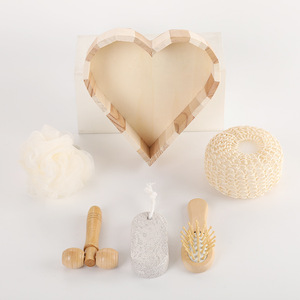 Ensemble cadeau de beauté et de spa personnalisé de 6 pièces, ensemble de bain en bois comprenant une brosse à cheveux, une pierre ponce et des éponges de bain - Product Image 2