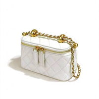 Pochette de maquillage de luxe style designer en cuir pour femme ; Sac à bandoulière tendance avec chaîne à billes métalliques, fabriqué par un fabricant de sacs.