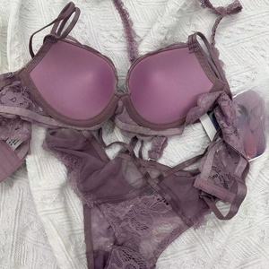 Conjunto de sujetador con cuello halter de encaje morado sexy al estilo francés, popular entre las influencers en línea, top fino y parte inferior gruesa para un look voluptuoso. - Product Image 4