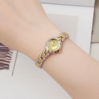 Montre à quartz de luxe légère sculptée en or ovale rétro avec bracelet en diamant pour femmes inventaire neuf