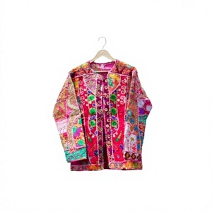 Couverture matelassée artisanale indienne Banjara pour femme, en denim brodé avec des patchs miroir floraux en coton tissé, écologique, automne-hiver, vintage - Product Image 1