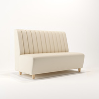 Ensemble de salle à manger avec fauteuils courbes aux couleurs pastel et table en bois clair, banquette et chaises pour restaurant de restauration rapide (hamburger)