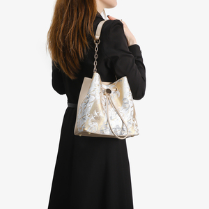 Sac fourre-tout seau beige de luxe personnalisable en jacquard brodé pour femme, haute qualité OEM ODM, vente en gros - Product Image 4