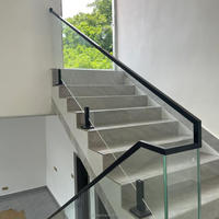 Rampe en verre avec structure en acier inoxydable moderne pour escalier intérieur, résistante à la rouille et avec garantie de 5 ans