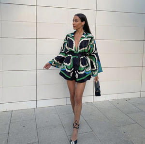 طقم نسائي من ثلاث قطع صيفي فضفاض بأكمام طويلة مع طباعة خضراء وحزام وقميص كيمونو وشورت واسع الساق بخصر مرتفع - خصم 10% - Product Image 3