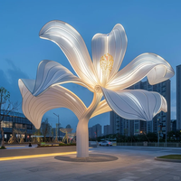 Grande sculpture florale lumineuse d'extérieur en fibre de verre, personnalisée (tulipe, orchidée, lys) pour centres commerciaux, places publiques et hôtels
