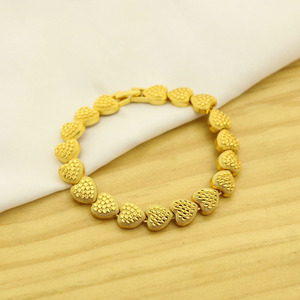 FS สร้อยข้อมือรูปหัวใจสีทองการออกแบบพื้นผิวที่หรูหราโรแมนติกเปล่งปลั่งในทุกช่วงเวลา - Product Image 4