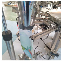 Machine automatique de fabrication, de remplissage, d'emballage et de scellage de sachets souples pour liquides