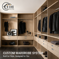 Dressing sur mesure avec étagères ouvertes, tiroirs, tringles de suspension et éclairage LED pour projets hôteliers, villas et appartements