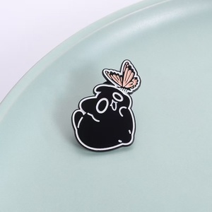 Broche de Aleación de Zinc con Baño de Níquel Negro y Protección UV, Diseño de Gatito Negro con Mariposa, Estilo Suave y Adorable, Accesorio para Niñas - Product Image 2