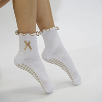 Chaussettes de Pilates personnalisées OEM, nouvelle collection, chaussettes de yoga antidérapantes brodées mignonnes pour le ballet, chaussettes à volants antidérapantes collantes pour femmes, vente en gros