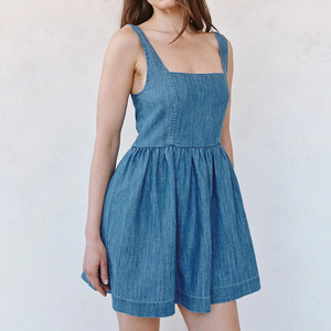 Robe mini évasée en jean bleu délavé, coupe ajustée, respirante, conçue sur mesure par le fabricant - Product Image 2