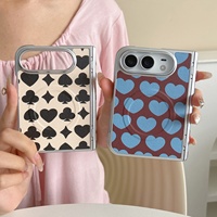 Coque de téléphone magnétique pliable avec motif cœur de poker pour iPhone 18, texture cuir anti-chute et agréable au toucher