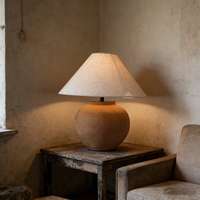 Lampe de table en céramique de style Wabi Sabi avec texture en terre cuite et abat-jour en lin