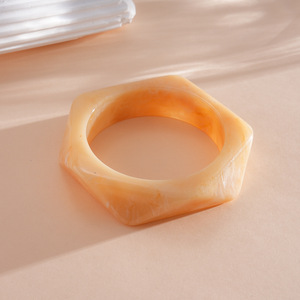 Brazalete de Resina con Forma Irregular, Diseño Degradado y Efecto Manchado, Elegante, Exagerado, Ecológico, Impermeable, Ancho de Banda de 9 cm - Product Image 4